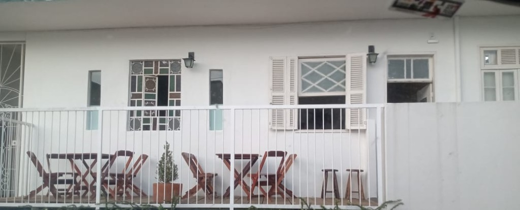 Varanda na entrada com mesas ao ar livre