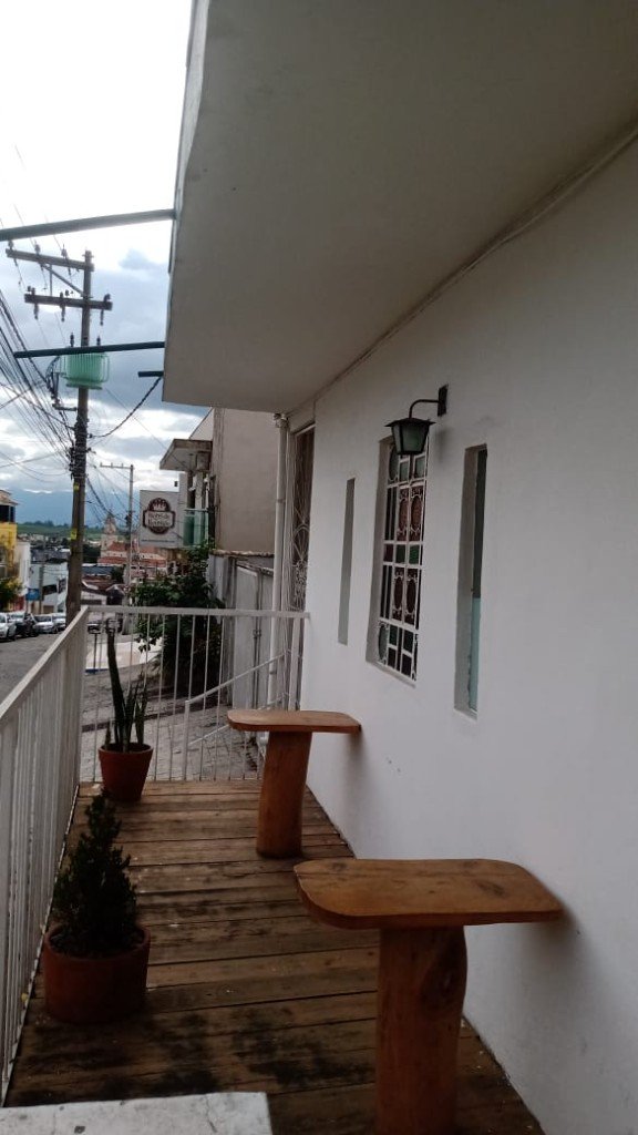 Varanda com mesas rústicas de madeira